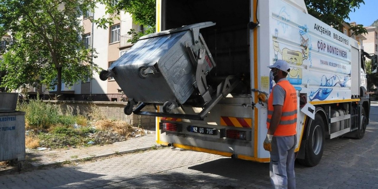 Akşehir’de çöp konteynerleri yıkanıp dezenfekte ediliyor