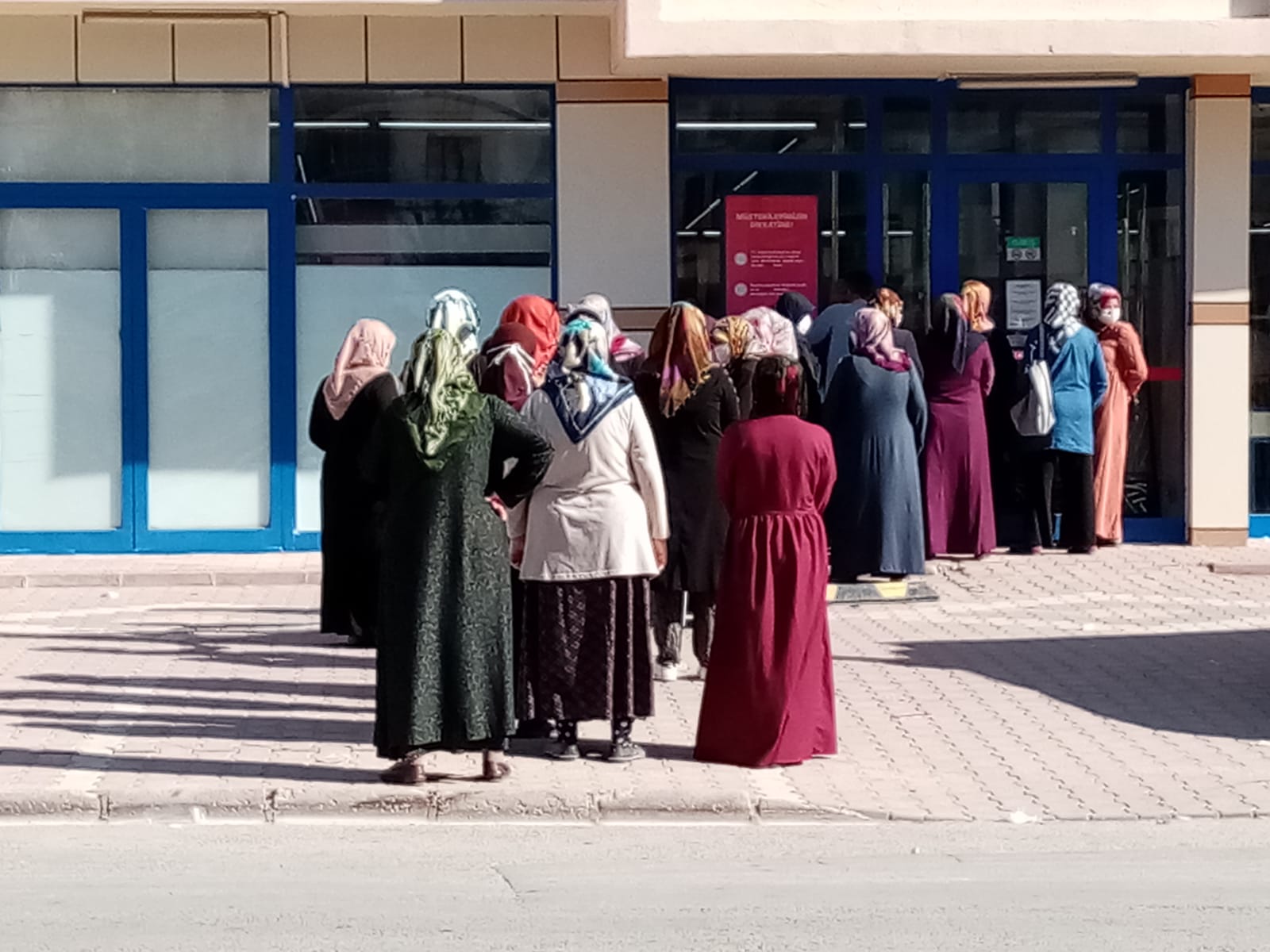 Konya'da sosyal mesafesiz indirim kuyruğu! Gel de bu kafayla koranavirüsü yen!