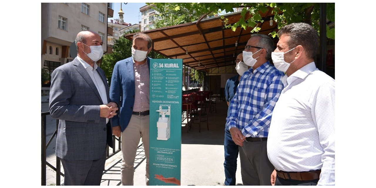 Selçuklu’da iş yerlerine dezenfektan standı yerleştirildi