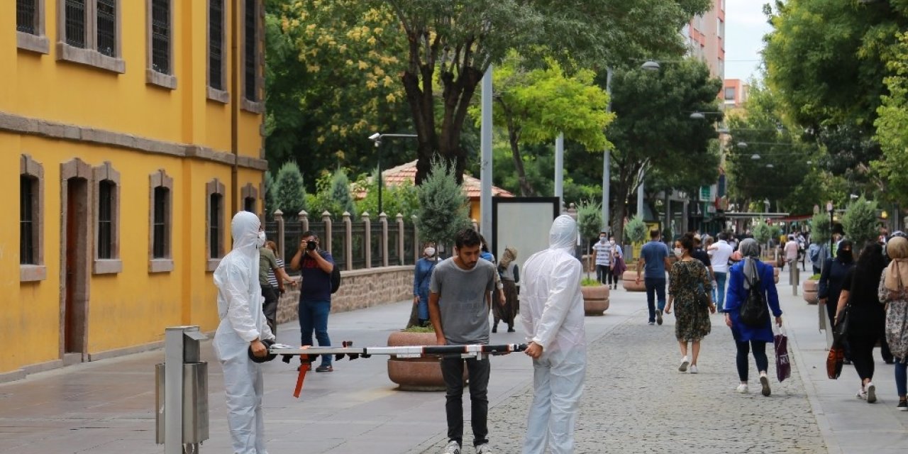 Korona virüse karşı tulumlu ve sedyeli uyarı