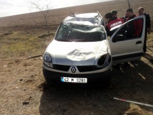 Kamyonet Tarlaya Devrildi:  5 Yaralı
