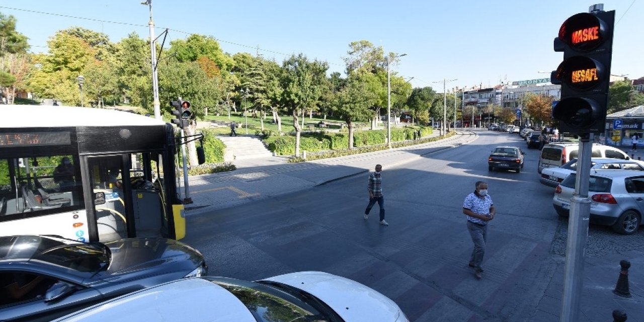 Konya Büyükşehir trafik ışıklarıyla korona virüse karşı uyarıyor