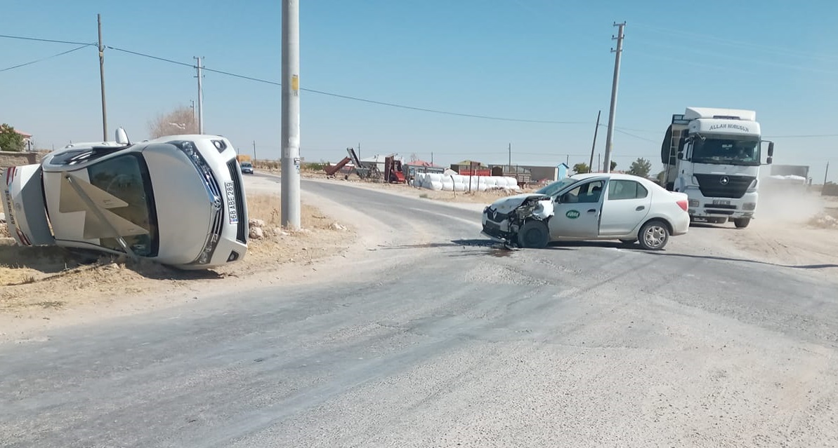 Eskil'de kaza! Devrilen araçtan burnu bile kanamadan çıktı VİDEO