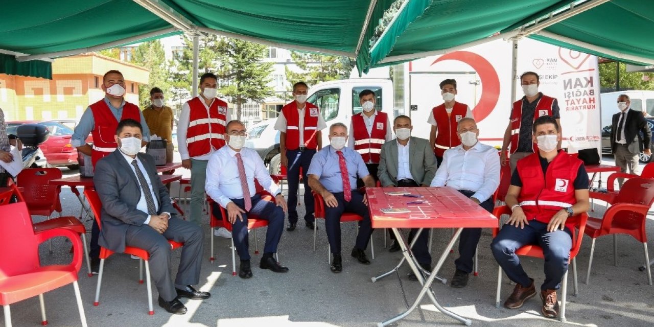 Çelik ve Kavuş’tan “Kan ver hayat kurtar” çağrısı