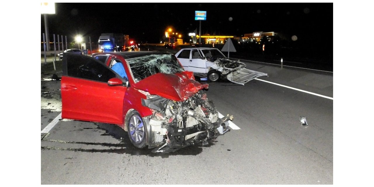 Sultanhanı'nında Otomobiller Kafa Kafaya Çarpıştı: 1 Ölü