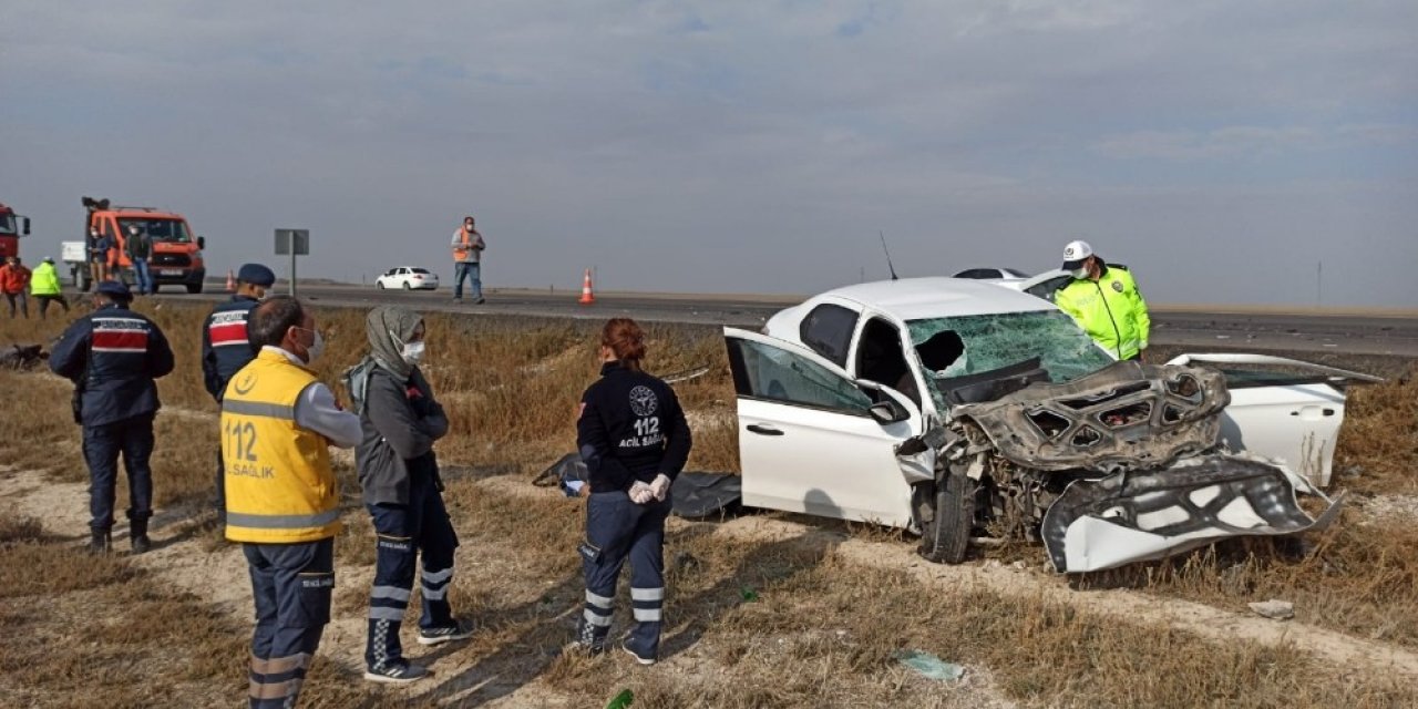 Sultanhanı'nında Otomobil Tıra Arkadan Çarptı: 1 Ölü, 1 Yaralı