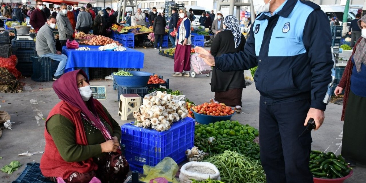 Aksaray’da zabıta hem uyardı, hem maske taktı