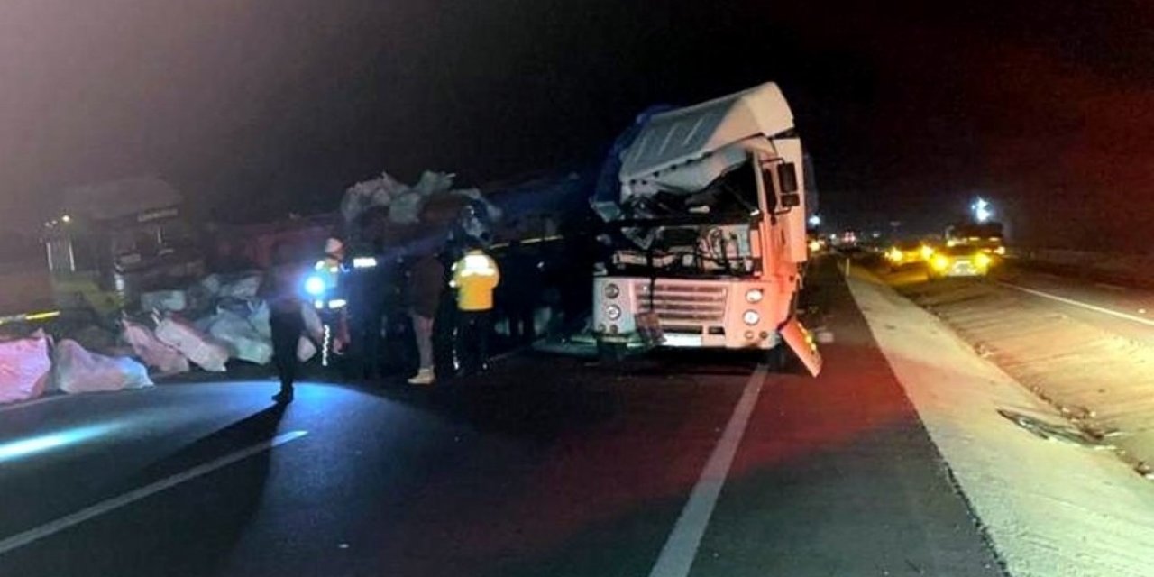 Karapınar'da tır park halindeki tıra çarptı: 2 yaralı