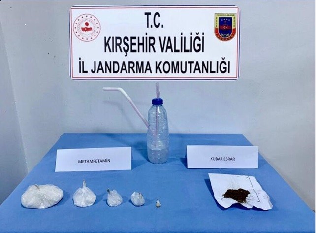 Kırşehir-Aksaray yolunda Jandarmadan uyuşturucu operasyonu