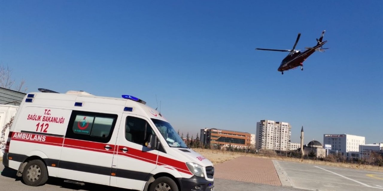 Kalp krizi geçiren yaşlı kadın ambulans helikopterle şehir merkezine getirildi