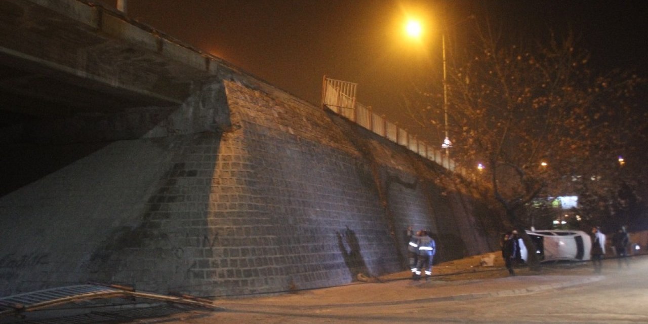 Kayseri’de otomobil köprüden uçtu: 3 yaralı