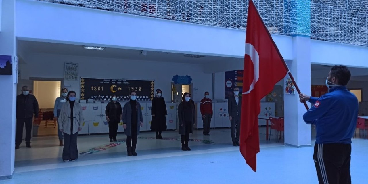 Öğretmenler okulda öğrenciler de evlerinde bayrak törenine eşlik etti