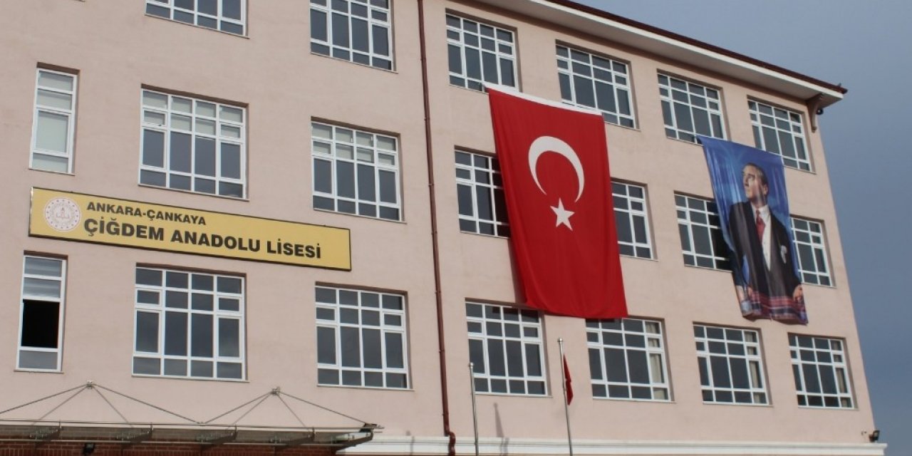 Öğrencisiz okullarda İstiklal Marşı’nı öğretmenler okudu