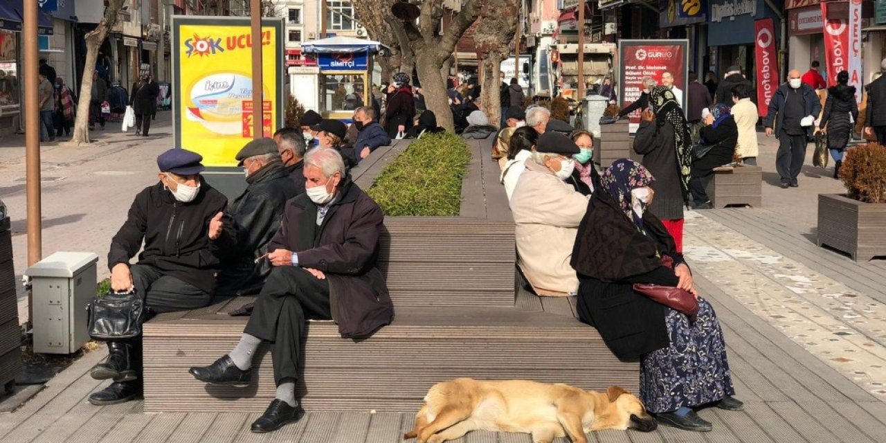 Sıcak havayı gören dışarı çıkınca sosyal mesafe hiçe sayıldı