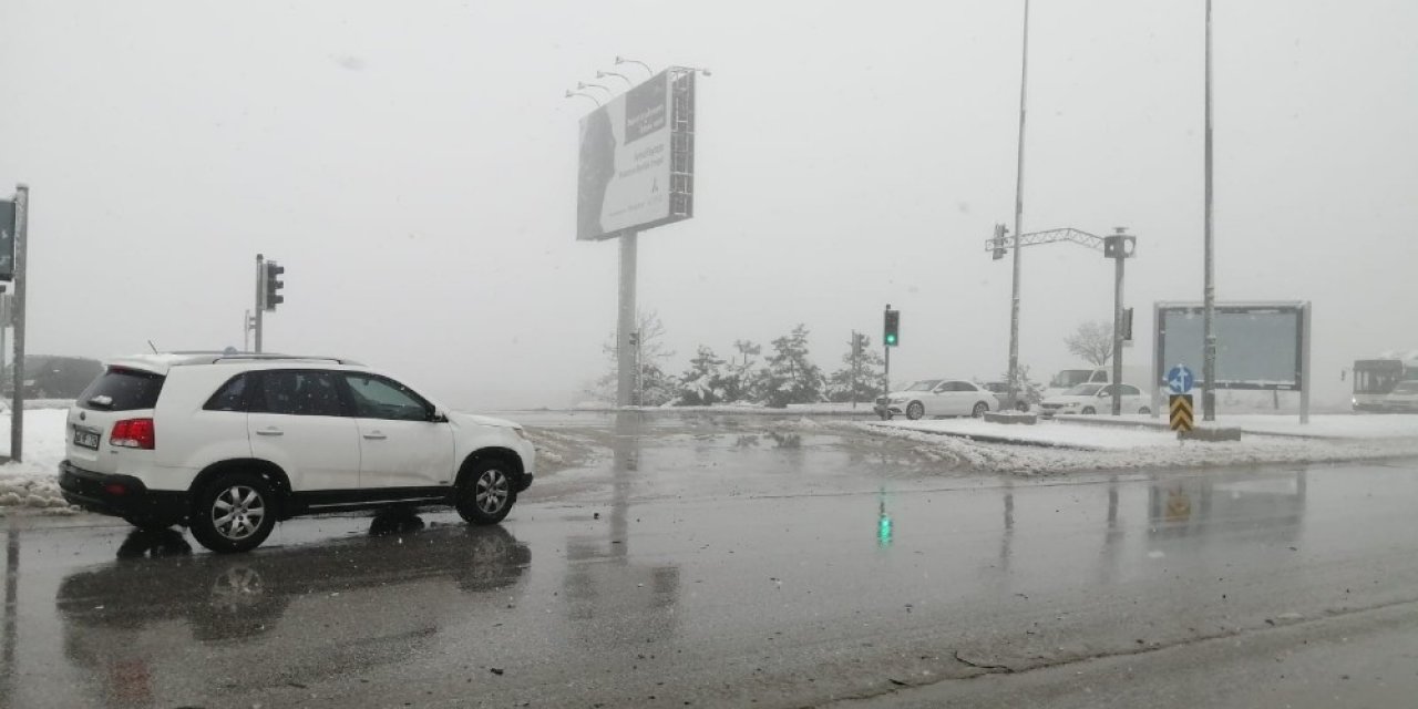 Başkent’te kar sonrası trafikte uzun kuyruklar oluştu