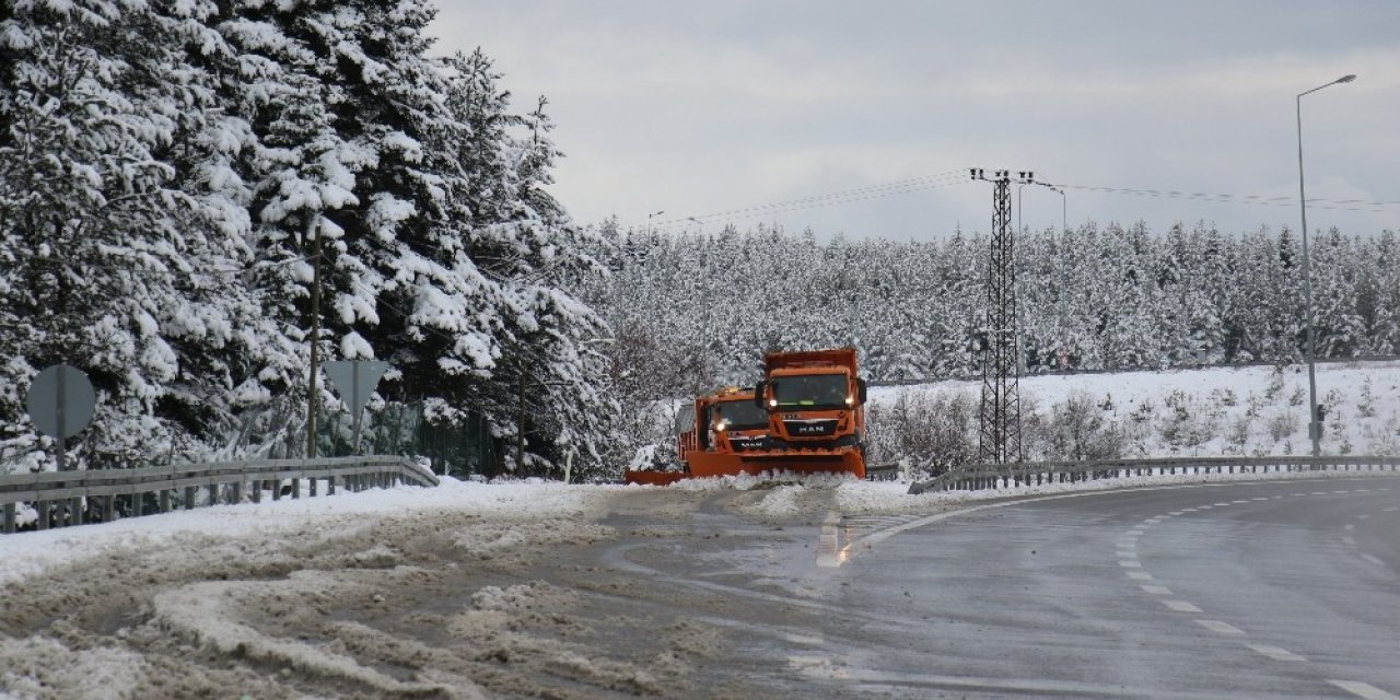 Karayolları ekiplerinin İstanbul-Ankara Otoyolu’nda kar mesaisi