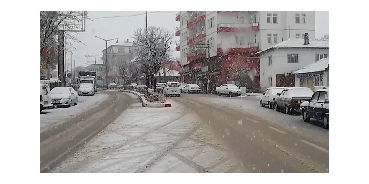 Kırıkkale’ye lapa lapa kar yağdı