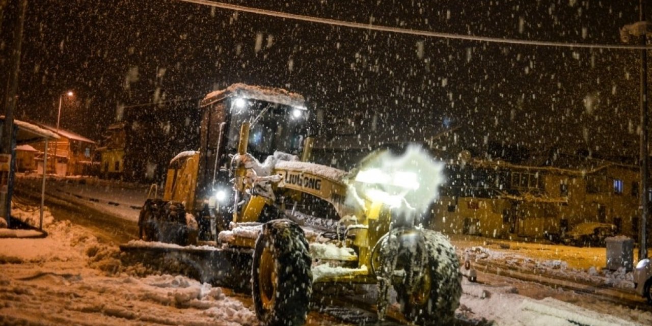 Bünyan’da karla mücadele gece boyu sürdü