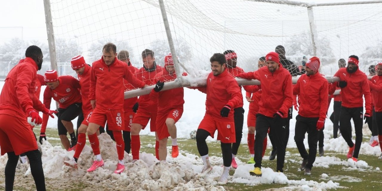 Sivasspor kar altında çalıştı!