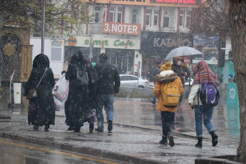 Aksaray’da kar yağışı etkisini gösterdi