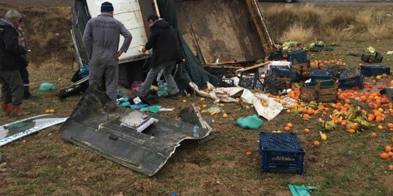 Konya’da sebze meyve yüklü kamyonet devrildi: 1 yaralı