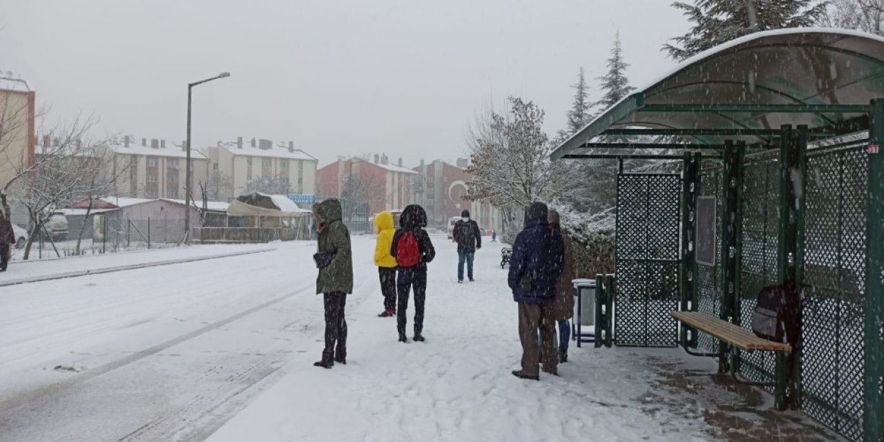 Kar yolda bıraktı