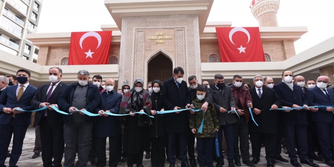 Bakan Kurum, şehidin ismi verilen Yunus Mermer Cami’sinin açılışına katıldı