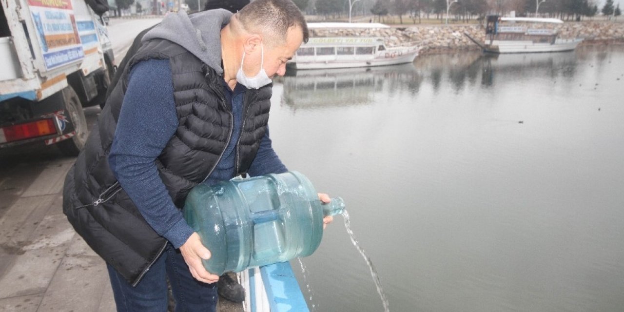 Suları çekilen Beyşehir Gölü’ne damacanalarla su döktü