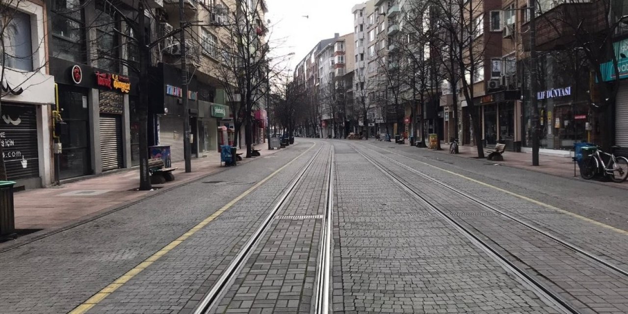 Soğuk hava ve kısıtlamalar caddeleri sessizliğe bürüdü