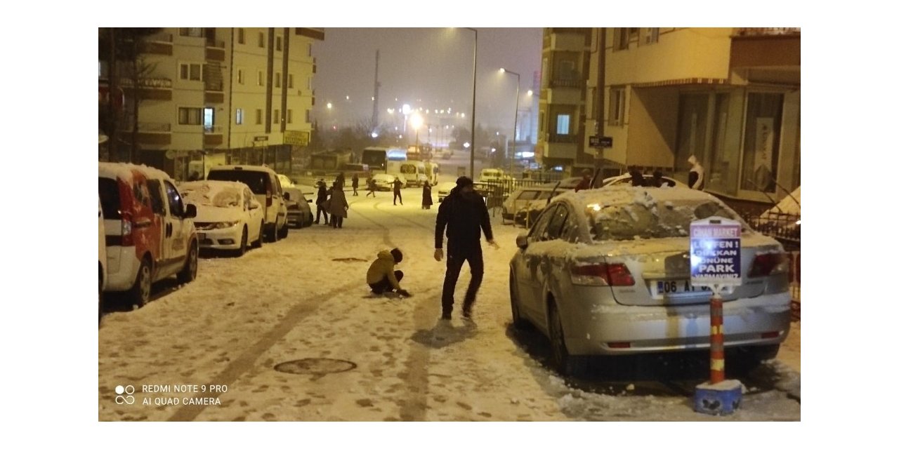 Başkent’te  kar yağışı sokak kısıtlamasını unutturdu