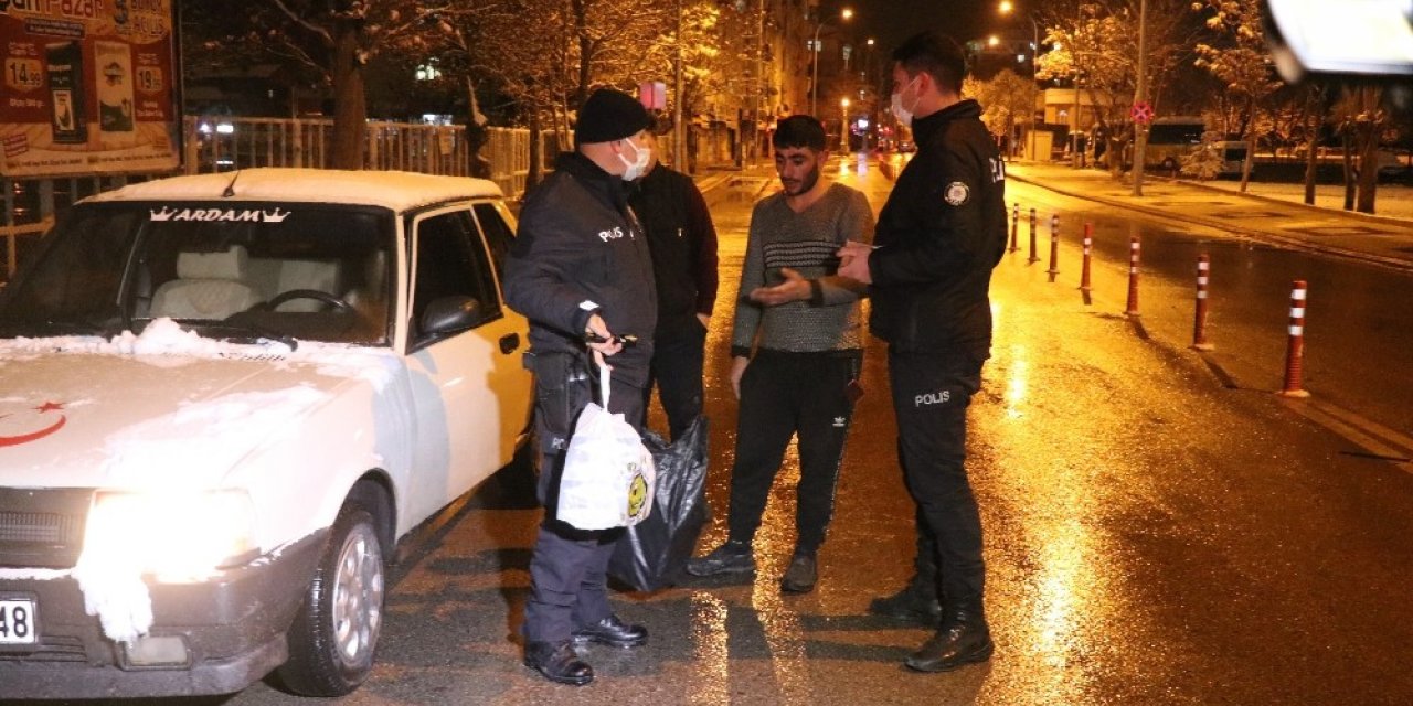 Kısıtlamayı deldi, kaçak sigara ile maskesiz yakalandı: “Kendime sarıyorum”