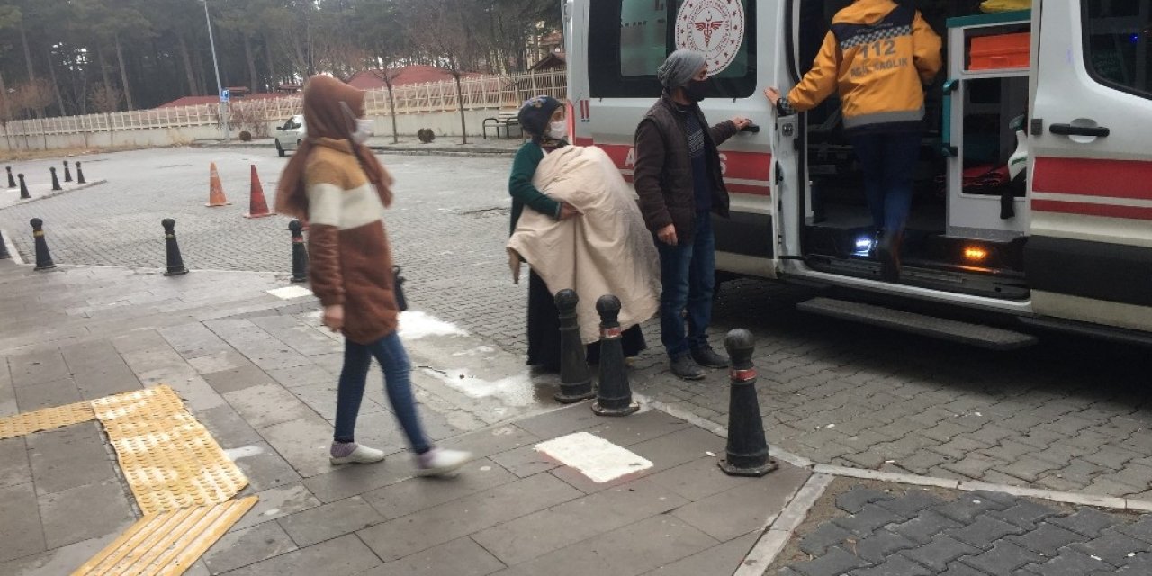 Yemek tenceresinin üzerine düşen çocuk yandı