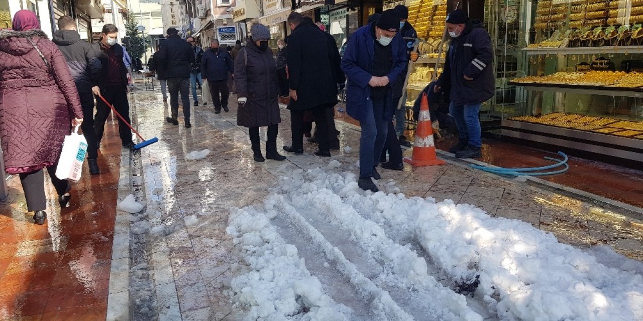 Karlı yollarda vatandaşların zorlu yürüme mücadelesi