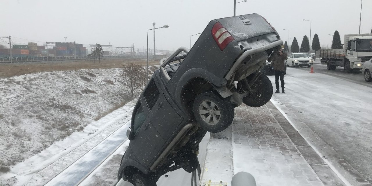 Yoldan çıkan kamyonet köprüde asılı kaldı