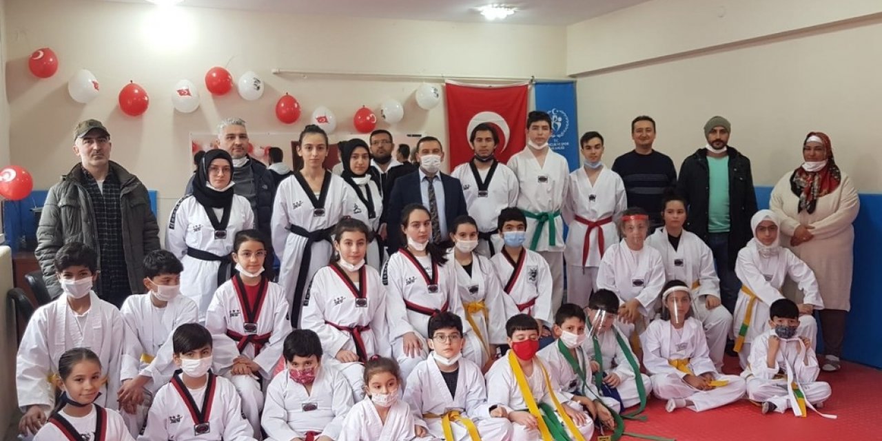 Taekwondo sporcularının siyah kuşak sevinci