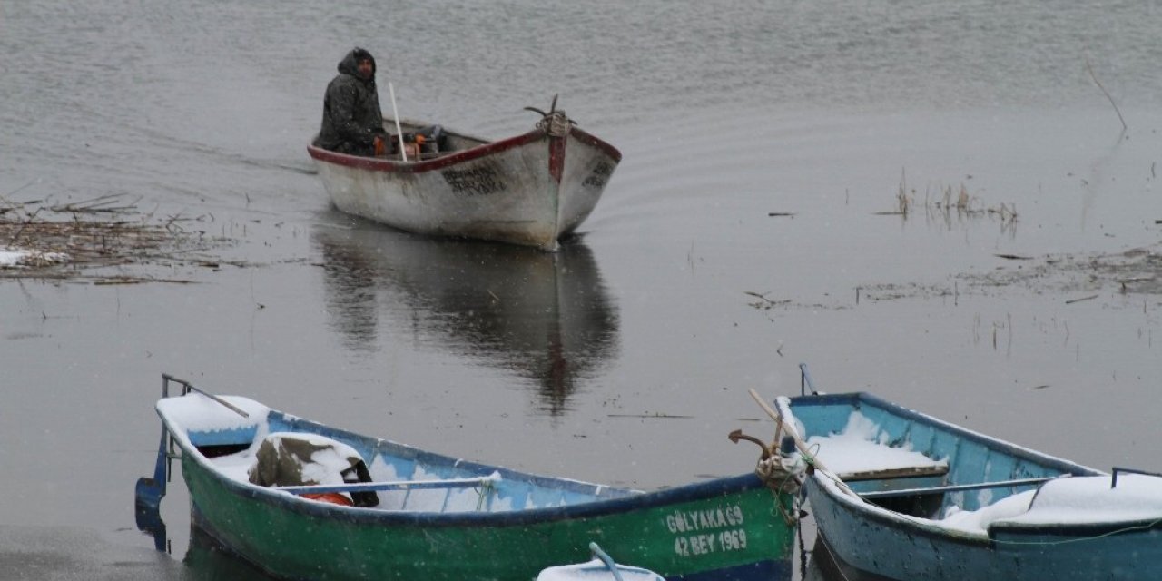 Karda, kışta fırtınada balık avı