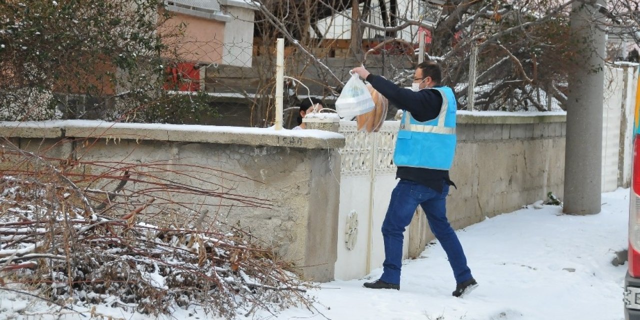 Akşehir Belediyesi’nden sıcak yemek desteği