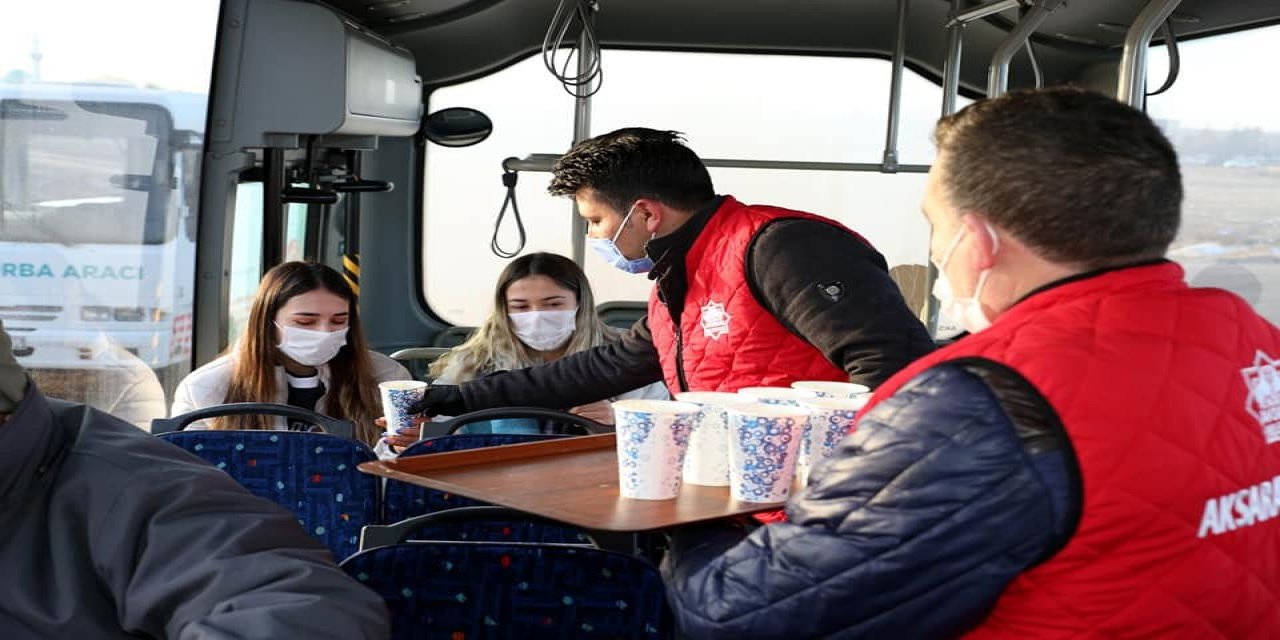 Aksaray’da soğuk havada sıcak çorba ikramı