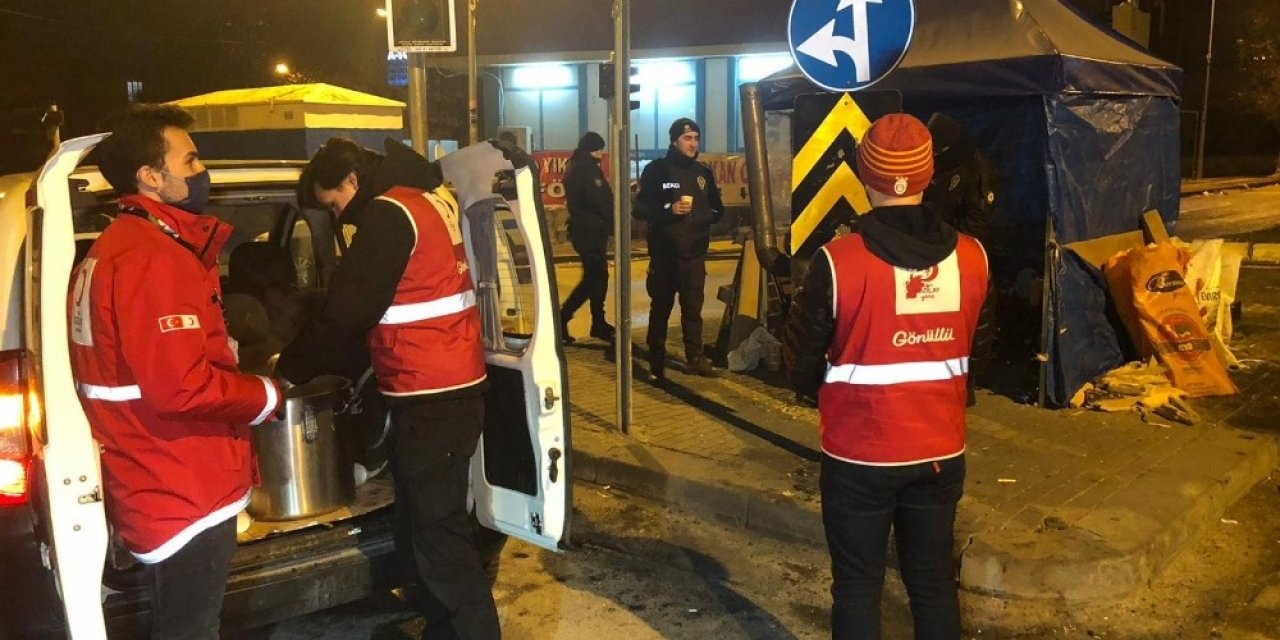 Türk Kızılay ekipleri Ankara’da soğuk havada nöbet tutan ekiplere çorba ikramında bulundu