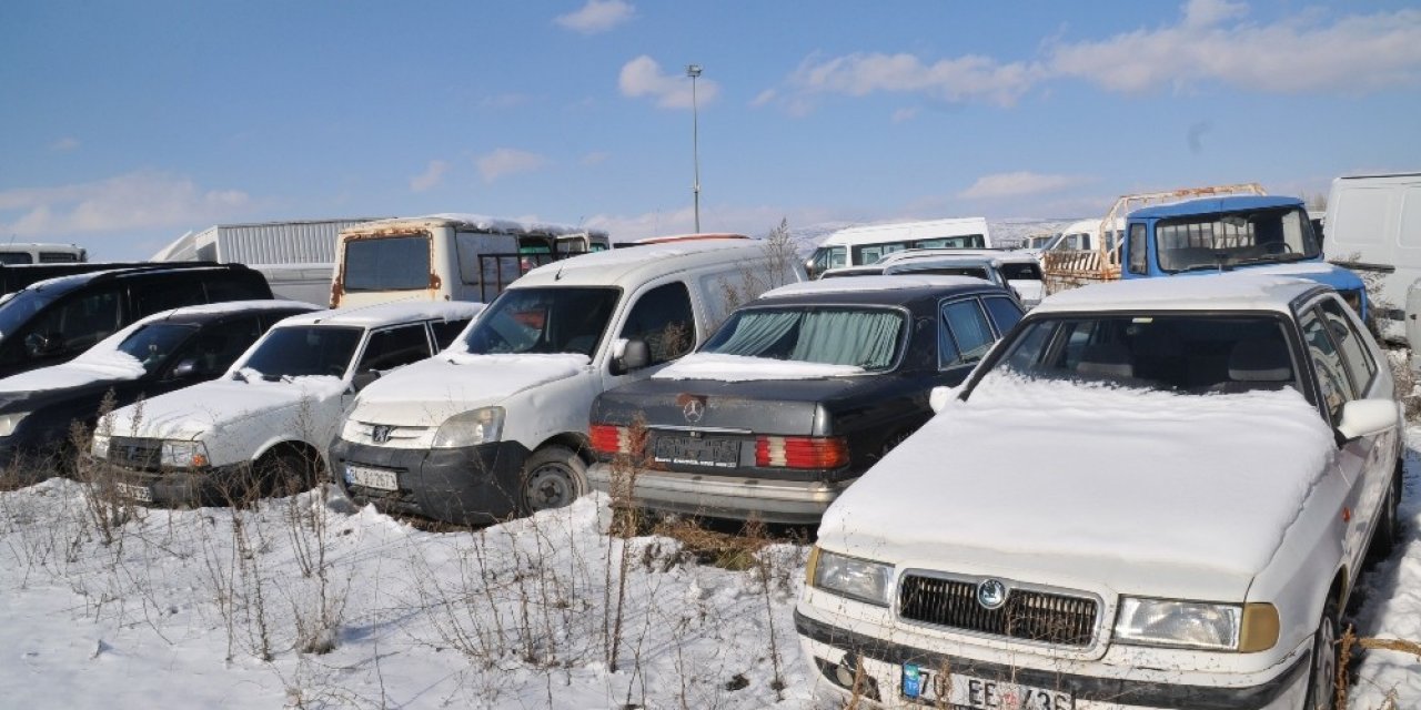 Piyasa değeri milyonları bulan binlerce araç çürümeye terk edildi