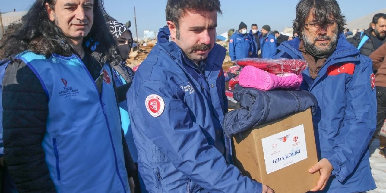 İdlib’de çamur içinde yaşayan aileler sıcak yuvaya kavuşuyor