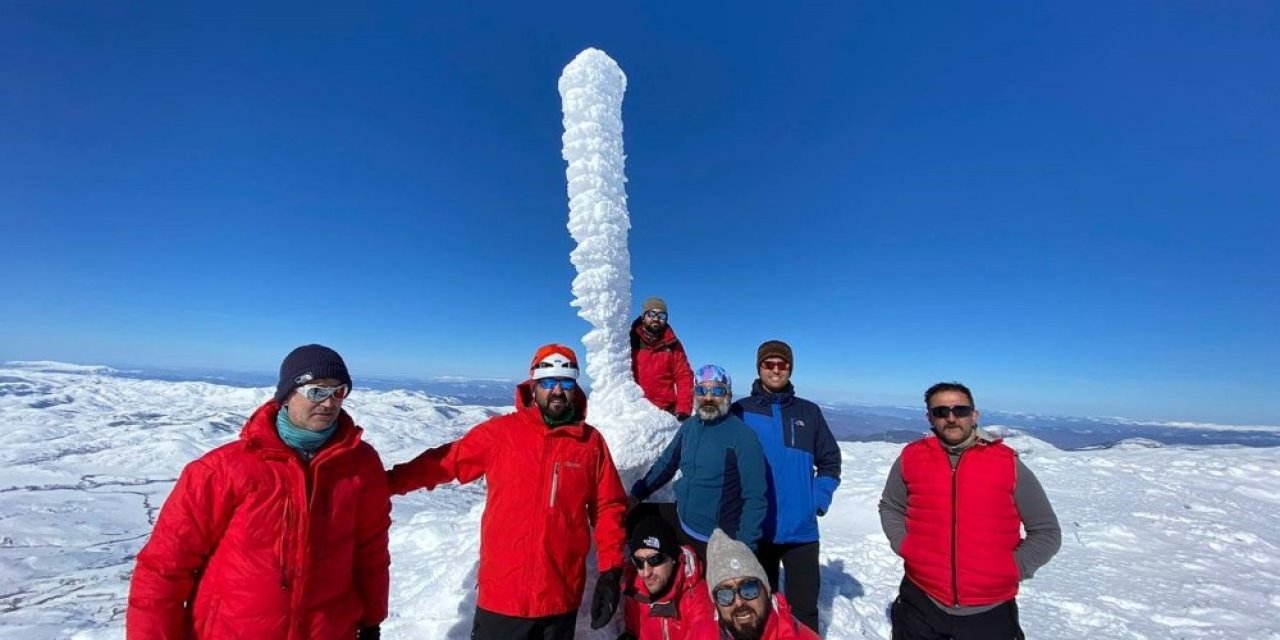 Özel izin alıp 4 saat Türk Bayrağı için tırmandılar