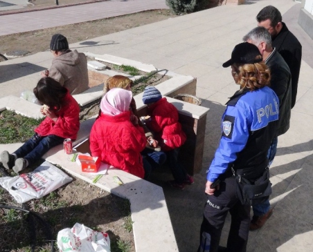 Aksaray Polisi Sokakta Çalışan Çocukları Topladı