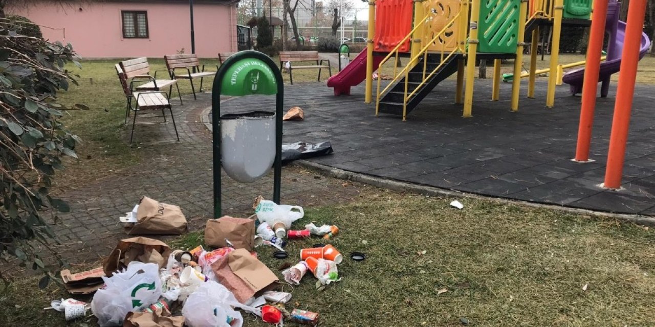 Çocuk parkını çöplüğe dönüştürdüler