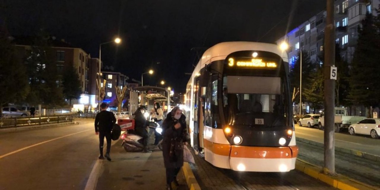 Tramvay hatlarında elektrik kesintisi ulaşımı aksattı