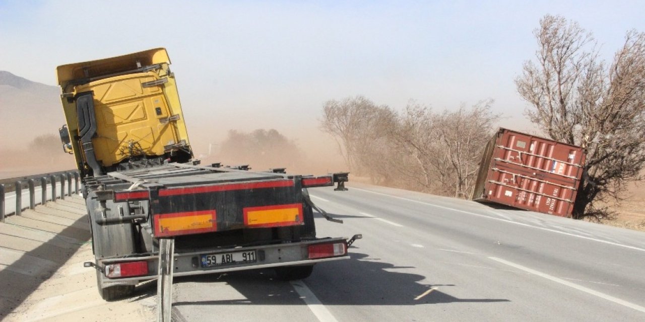 Karaman’da toz fırtınası tırın konteynerini uçurdu