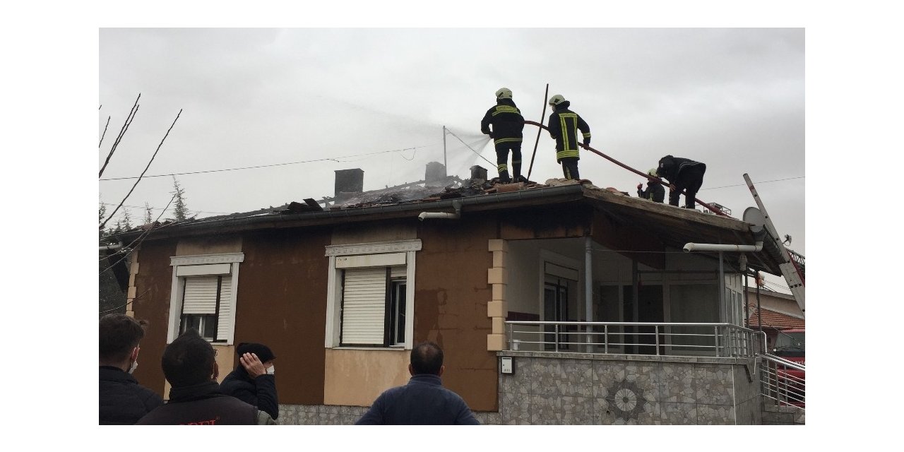 Konya’da müstakil evin çatısında yangın