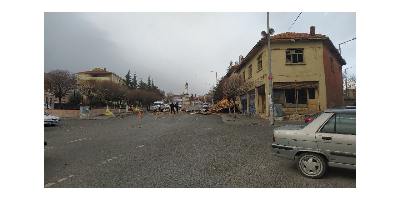 Konya’da şiddetli rüzgar adliye binasının çatısını uçurdu