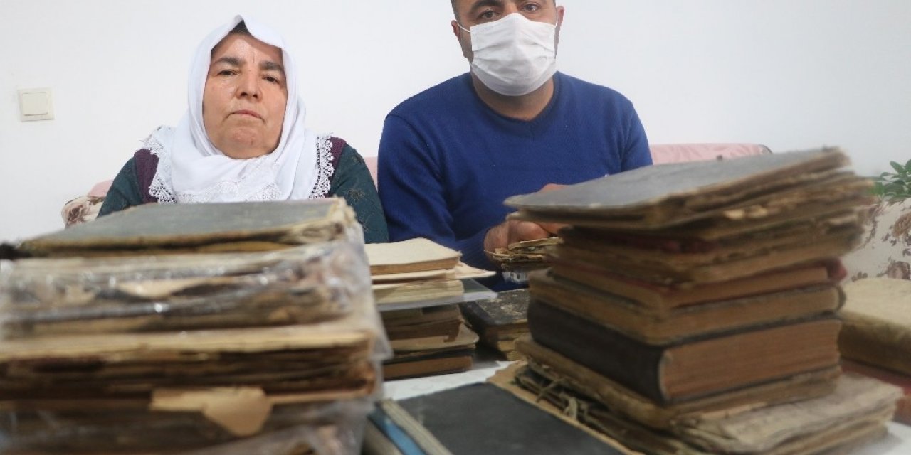 Dedelerinden miras kalan kitaplara gözleri gibi bakıyorlar