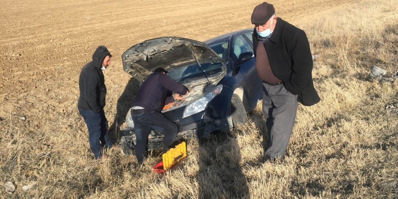 Kontrolden çıkan otomobil şarampole devrildi